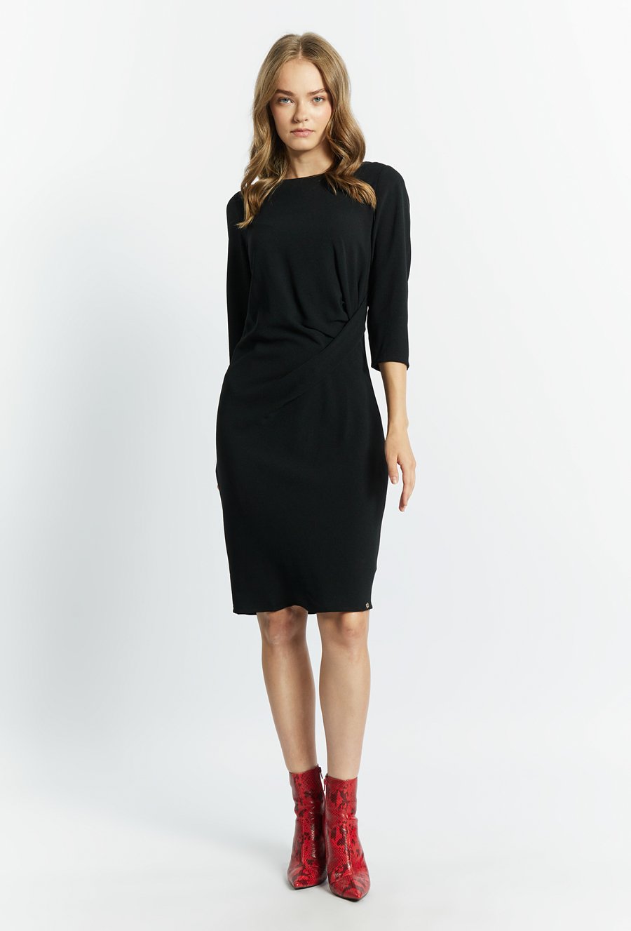 Sukienka z przekładanym materiałem