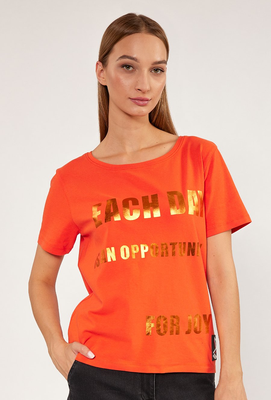 T-shirt z ozdobnym napisem