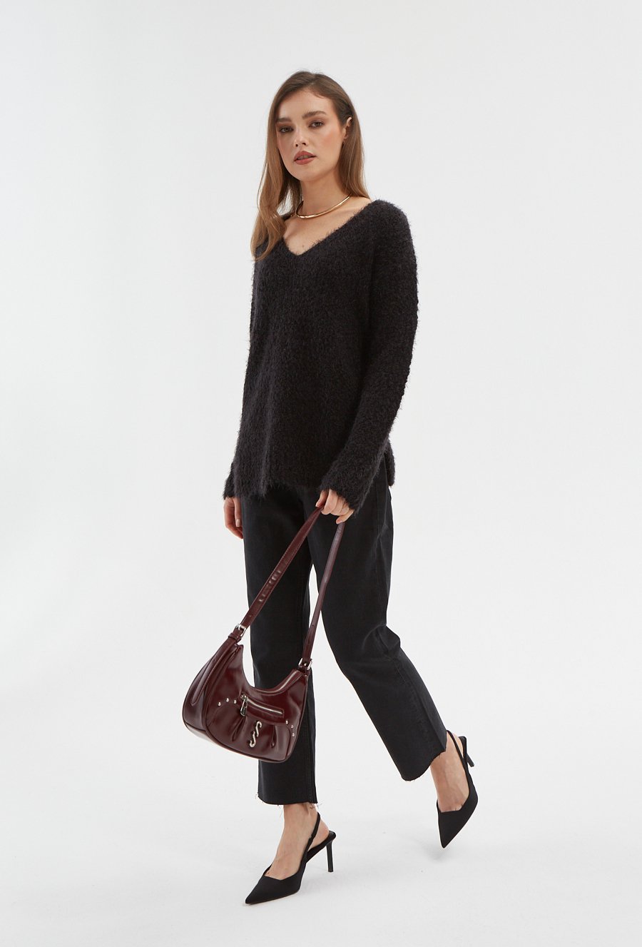 Czarny sweter boucl&eacute; w v-nek