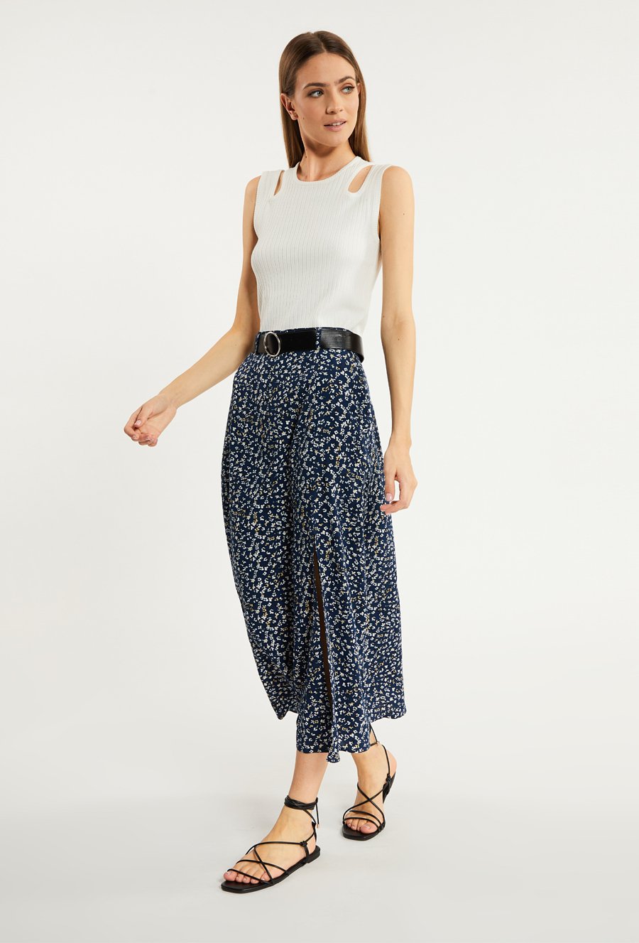 Wzorzysta sp&oacute;dnica midi z paskiem