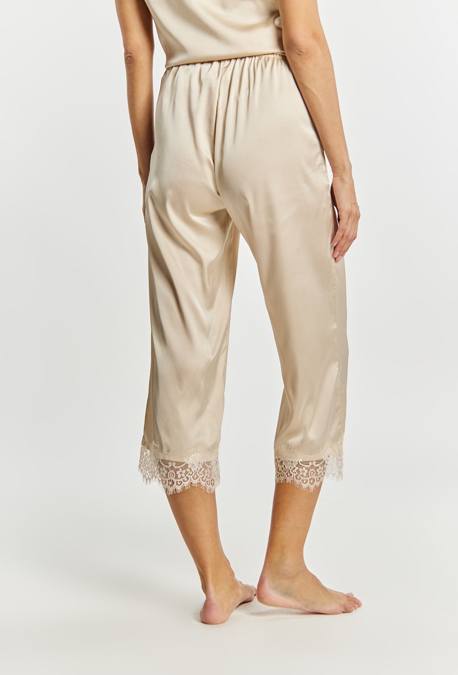 D&oacute;ł od piżamy wykończony koronką