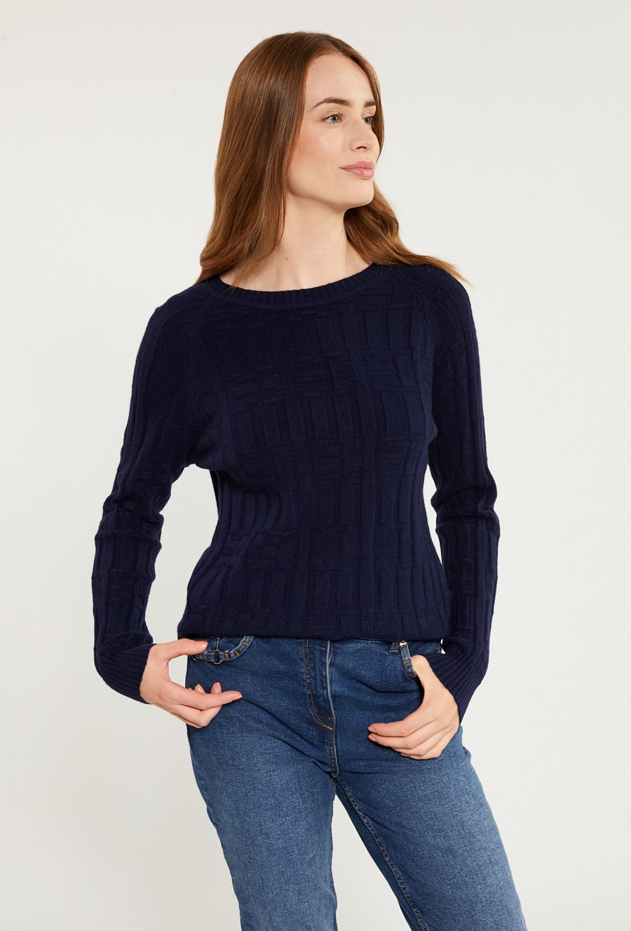 Sweter damski w pleciony wz&oacute;r