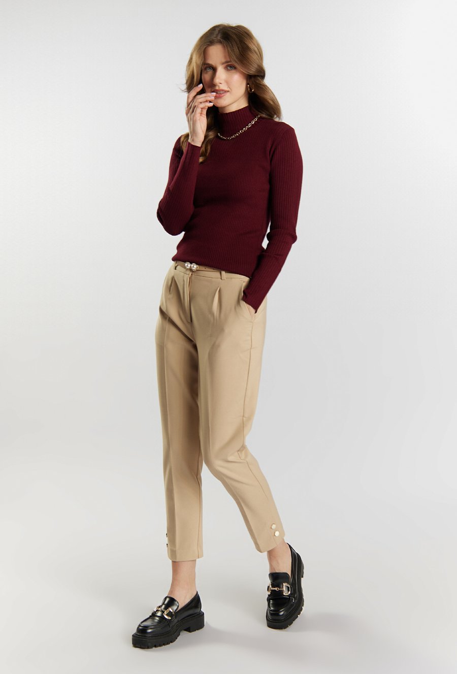 Materiałowe spodnie z paskiem