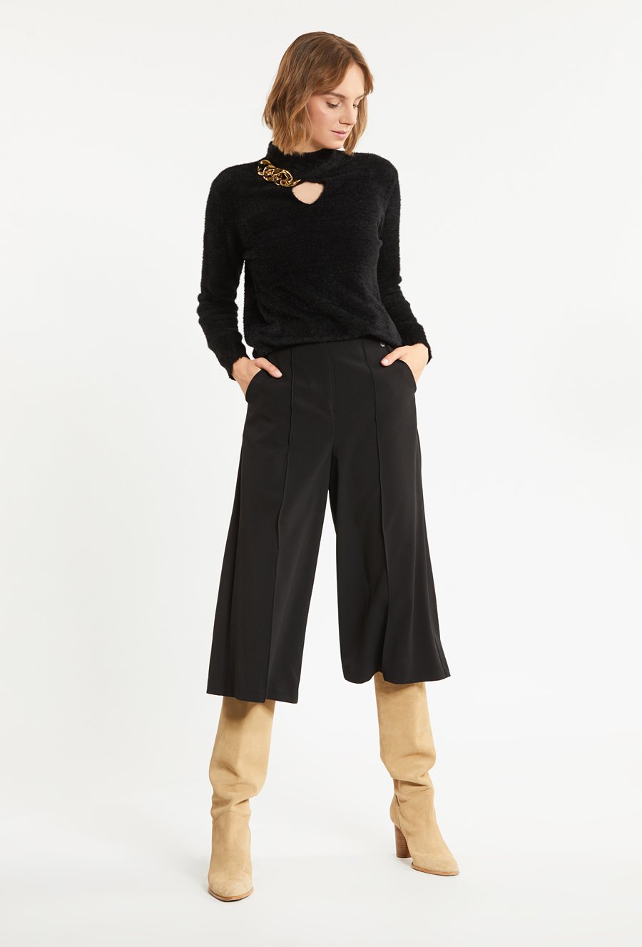 Sweter damski z biżuteryjną aplikacją