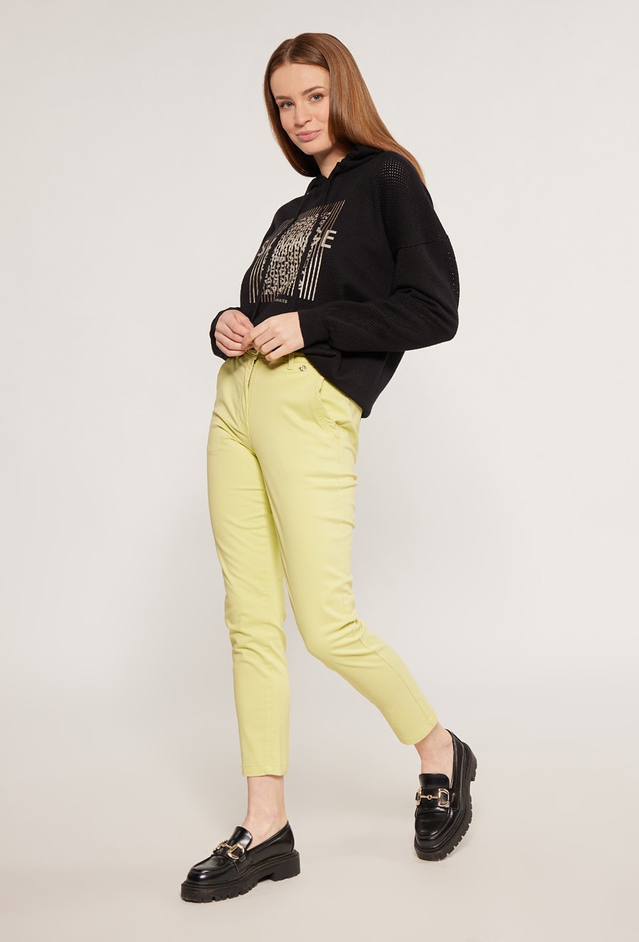 Materiałowe spodnie z paskiem