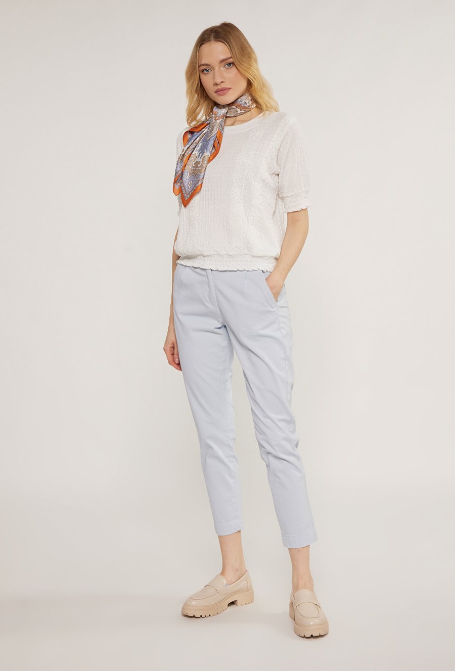 Materiałowe spodnie z kieszeniami