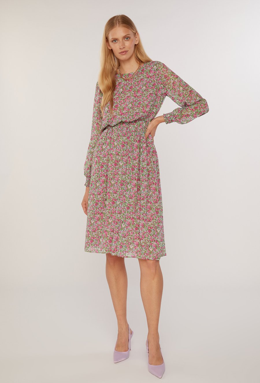 Sukienka w kwiaty z metaliczną nicią