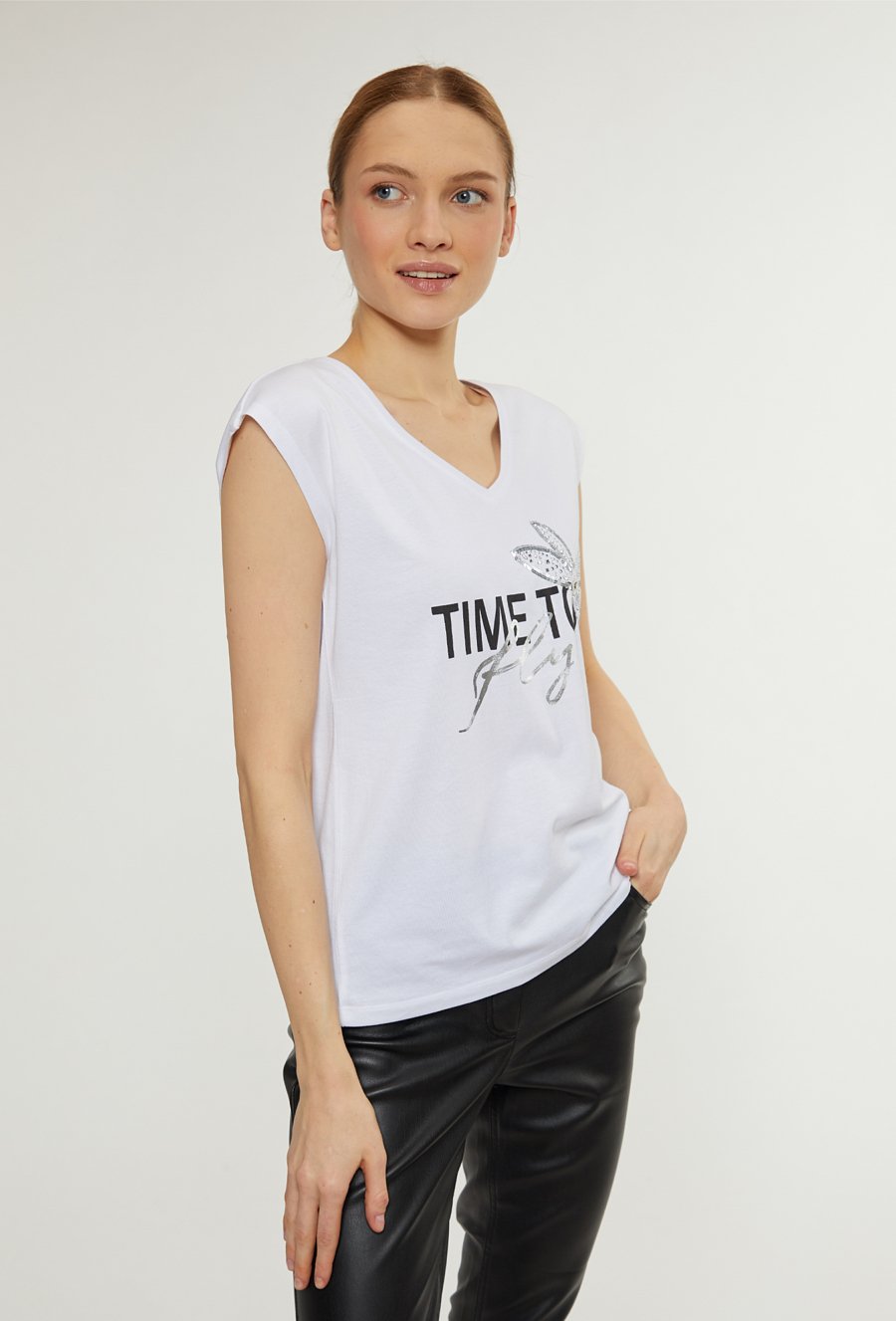 T-shirt z biżuteryjną aplikacją