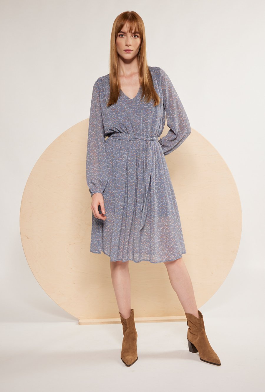 Zwiewna sukienka w delikatny print