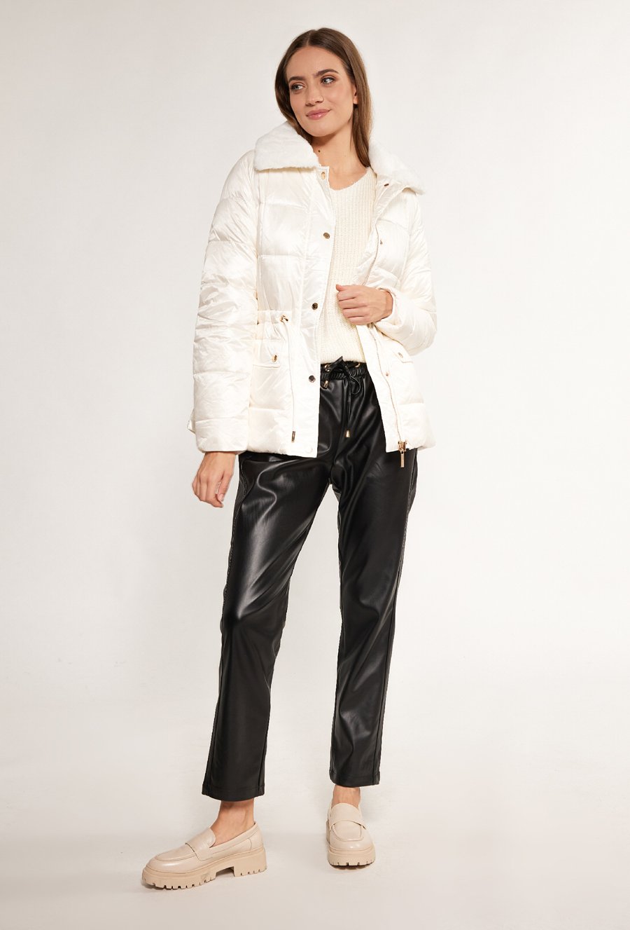 Kurtka z futrzanym kołnierzem