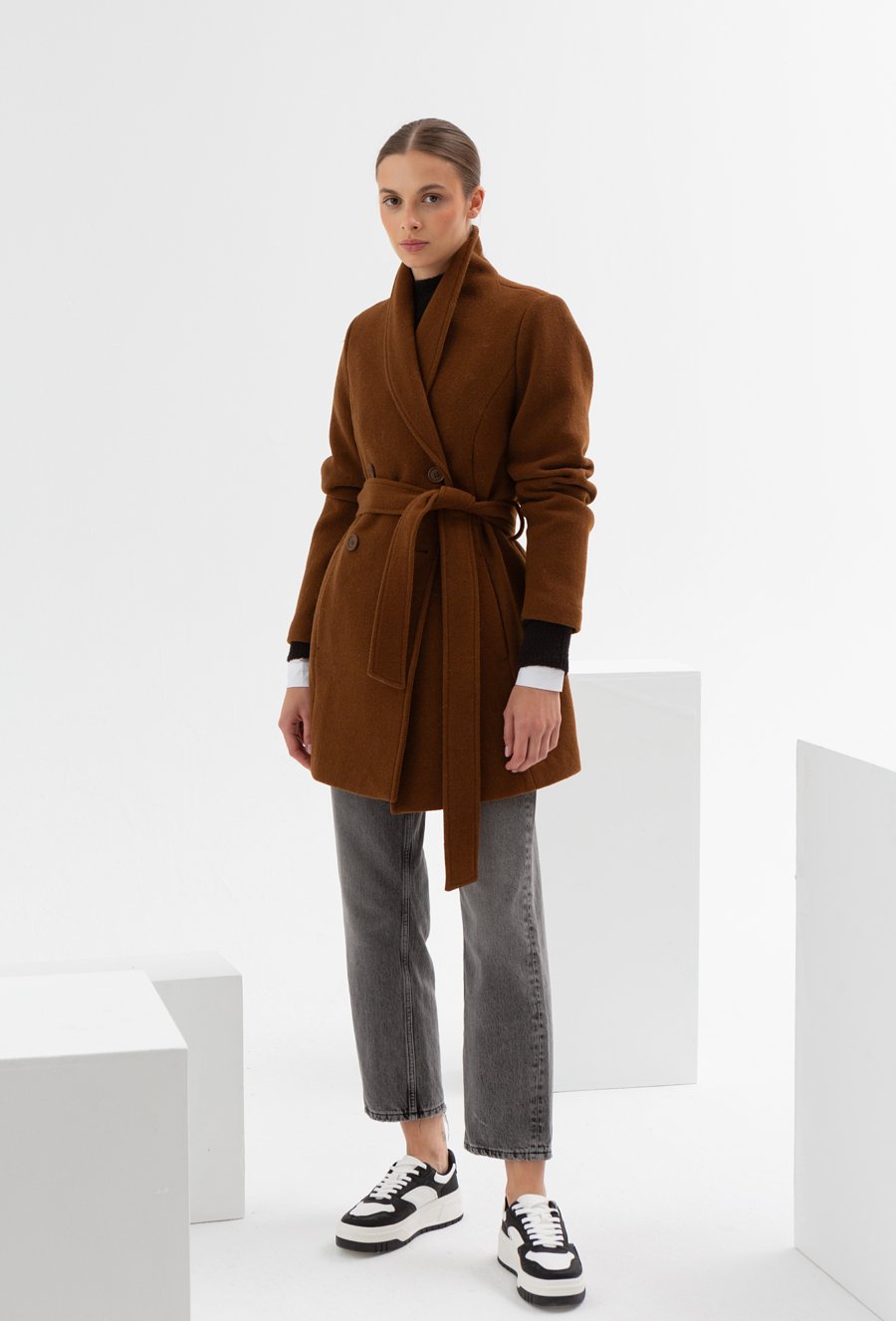 Kr&oacute;tki, szlafrokowy płaszcz