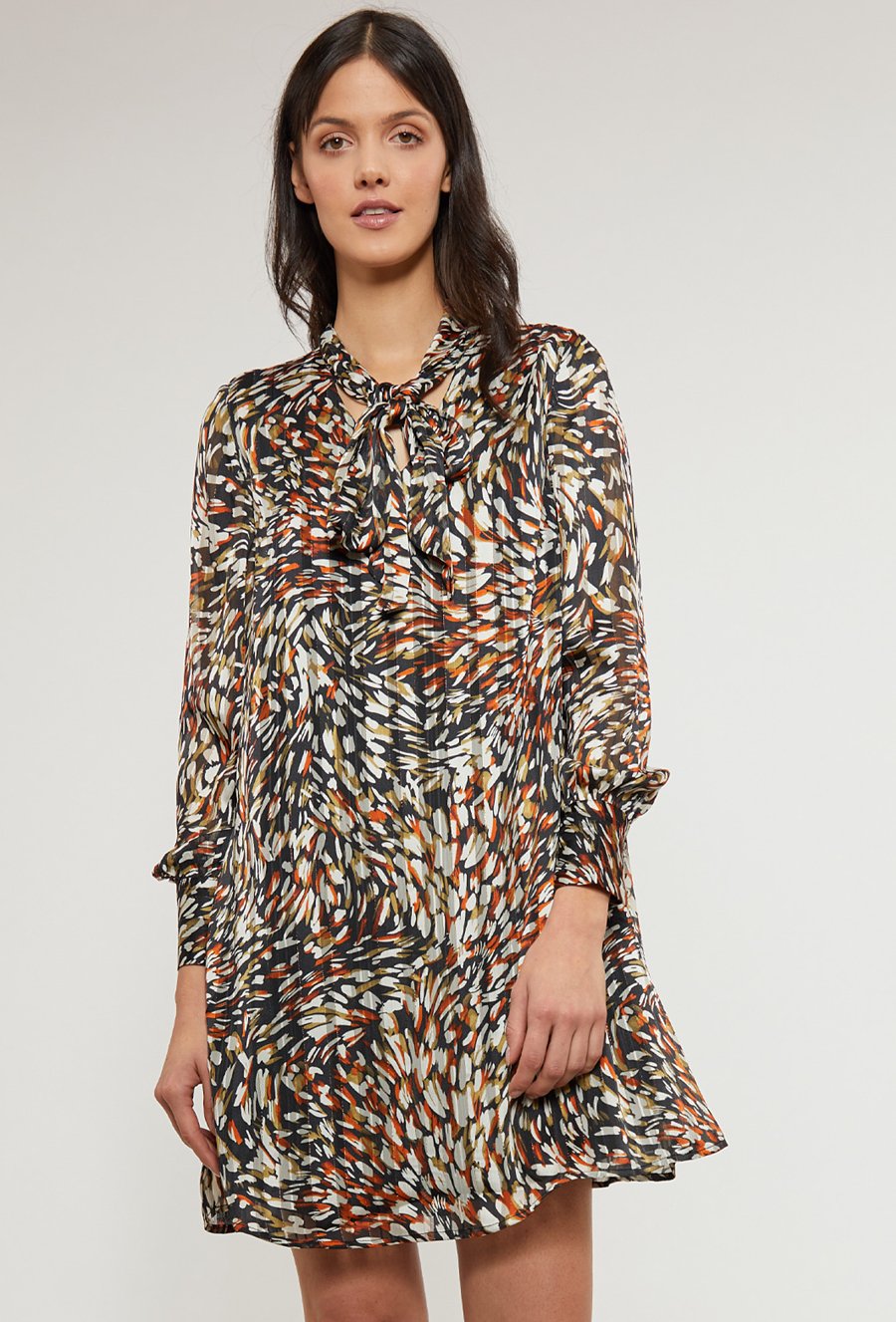 Wzorzysta sukienka z wiązaniem