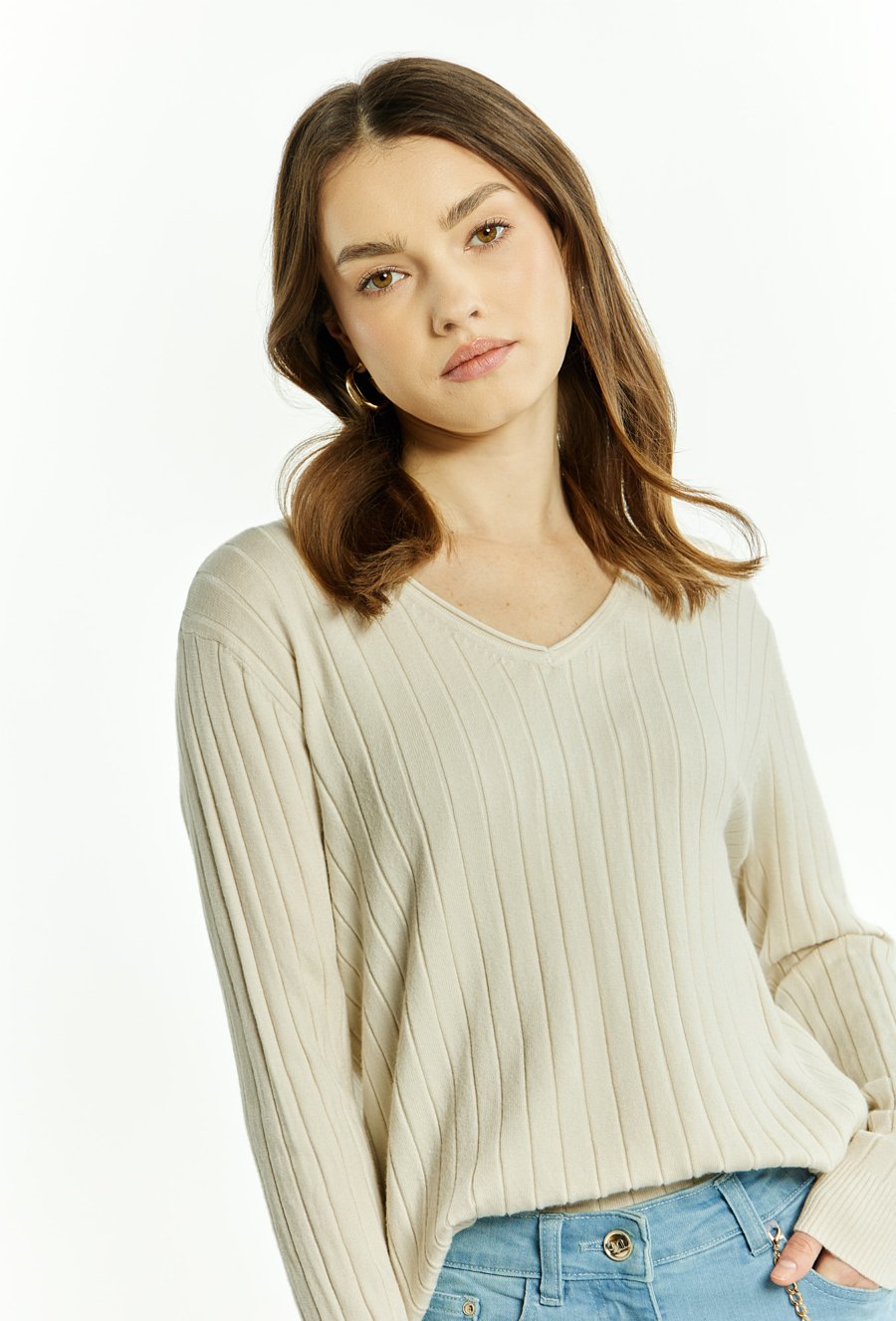 Sweter damski z dekoltem w serek