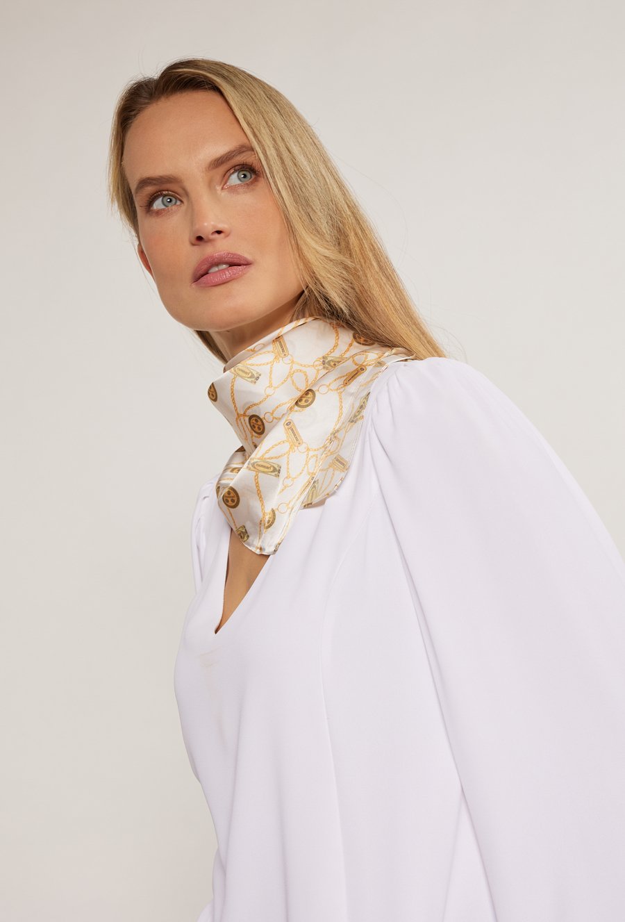 Wzorzysta apaszka damska