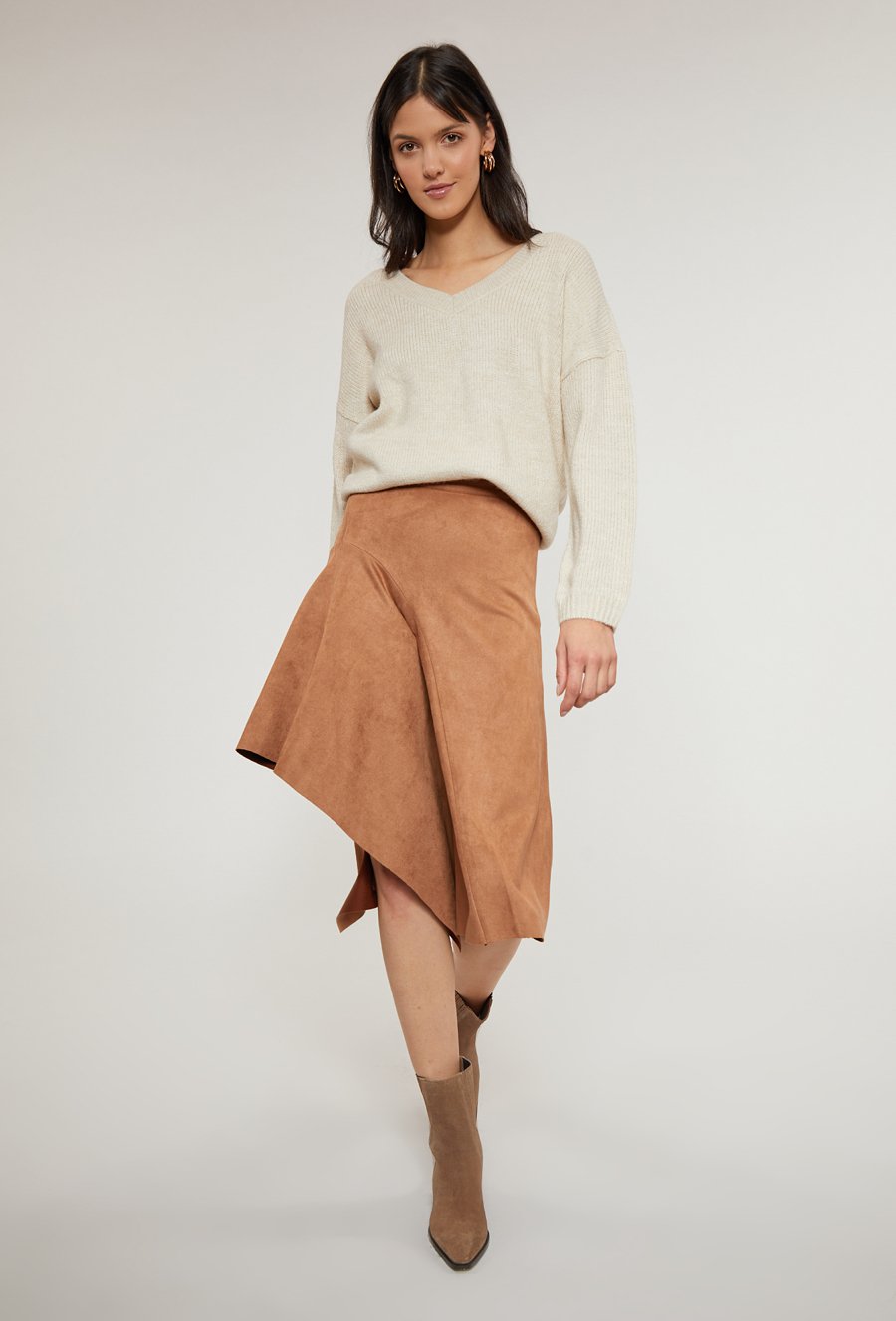 Sp&oacute;dnica midi o asymetrycznym kroju