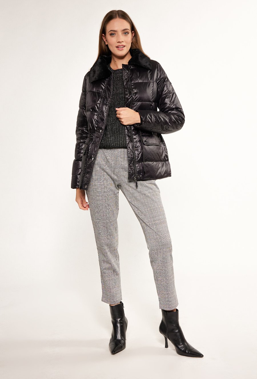 Kurtka z futrzanym kołnierzem