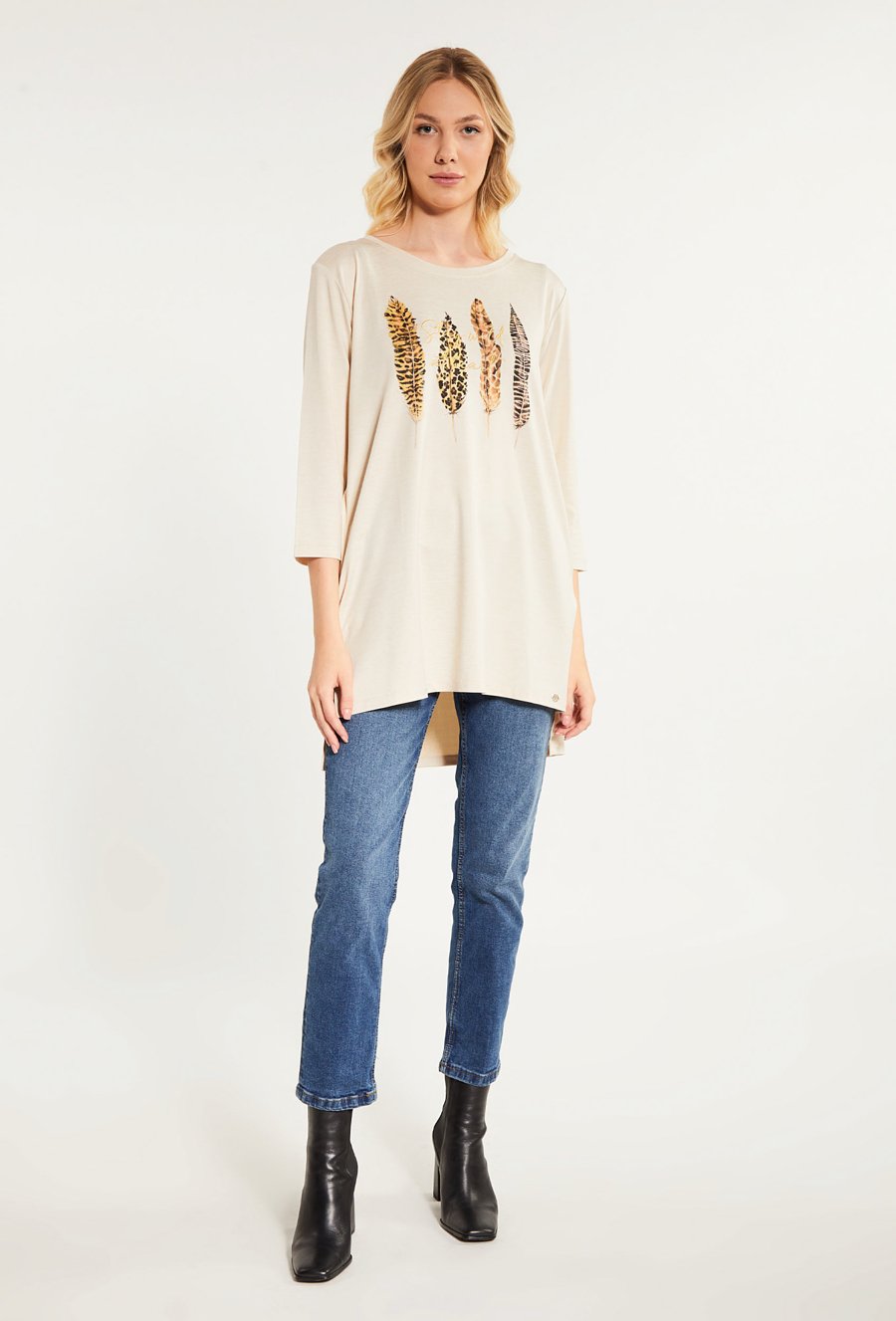 Asymetryczna bluzka z ozdobnym printem