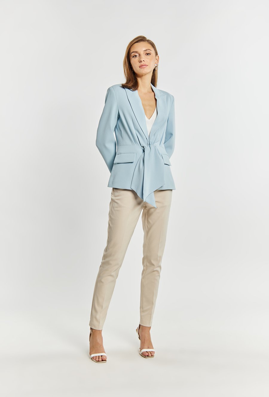 Taliowana marynarka z wiązaniem