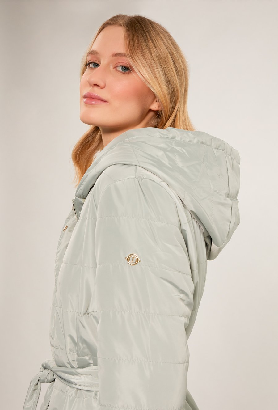 Płaszcz damski z kapturem