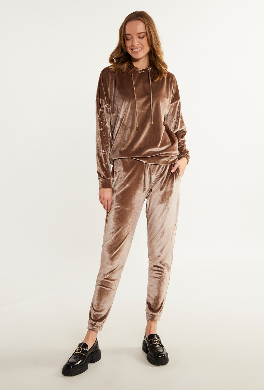 Welurowa bluza z wzorem na rękawach