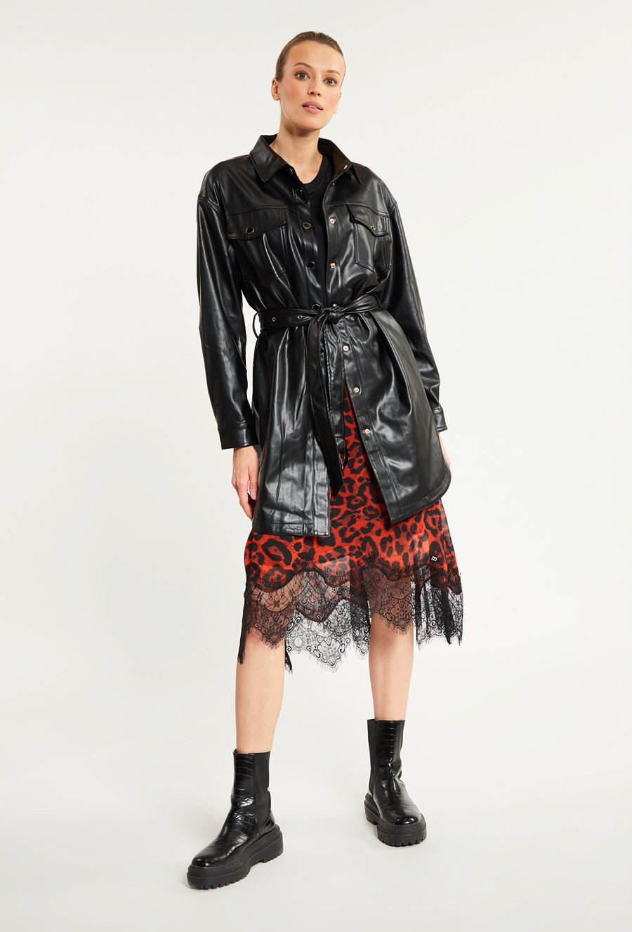 Długa kurtka z ekosk&oacute;ry z wiązaniem