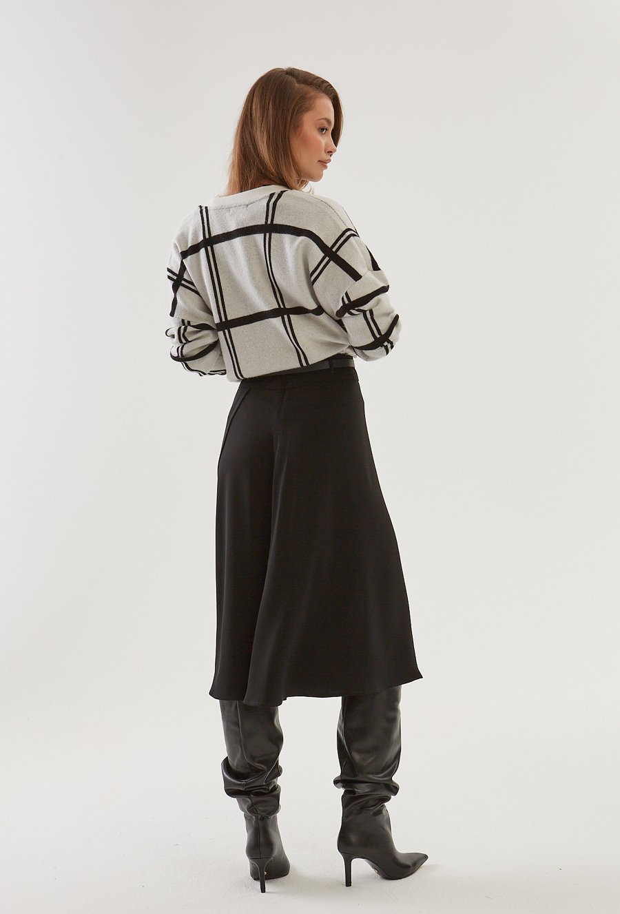 Czarna sp&oacute;dnica midi