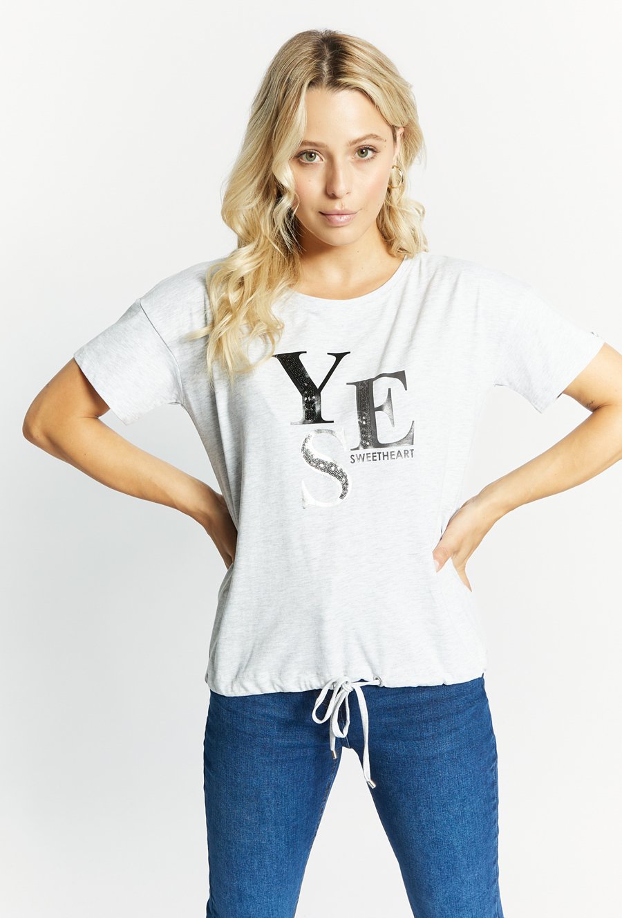 T-shirt z ozdobnym napisem