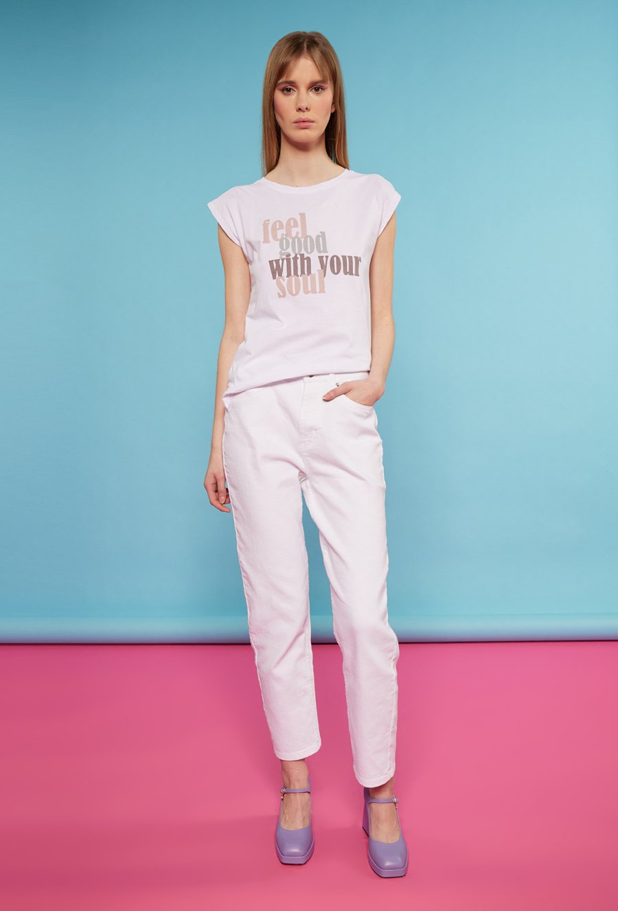 T-shirt z ozdobnym napisem