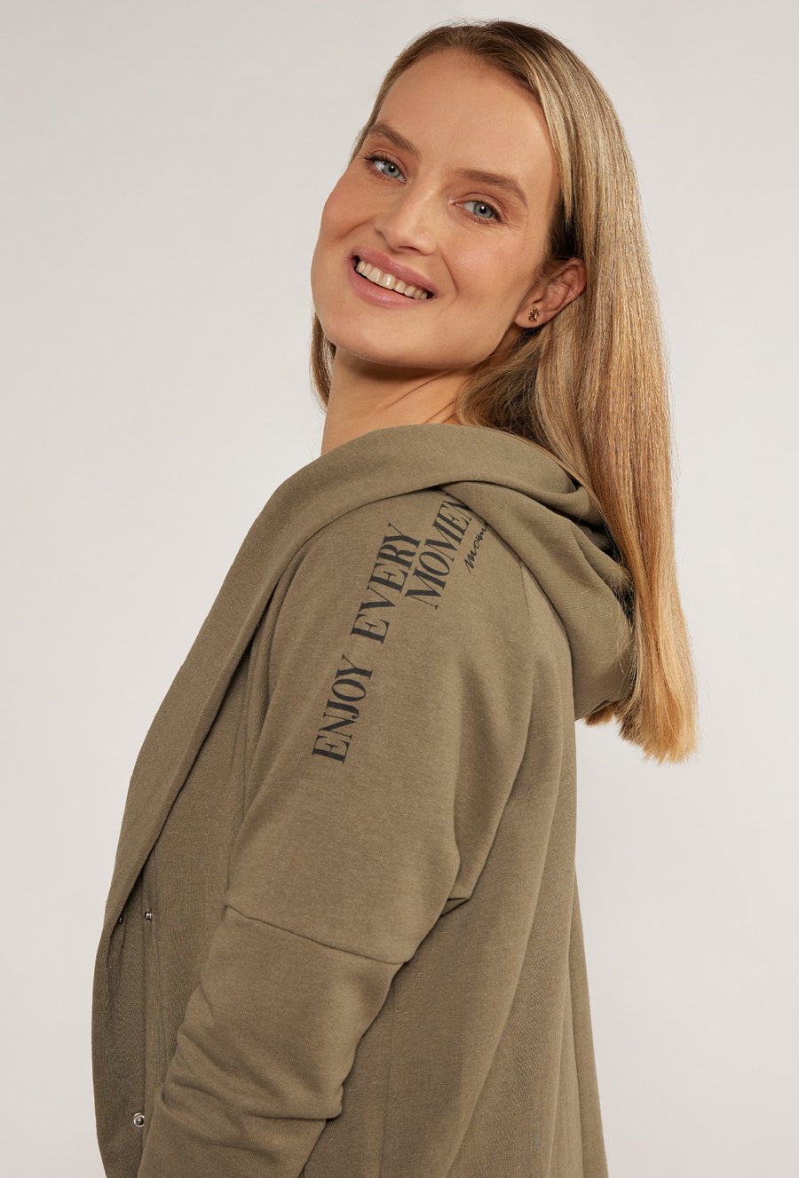 Długa bluza z kapturem i ozdobnymi napisami