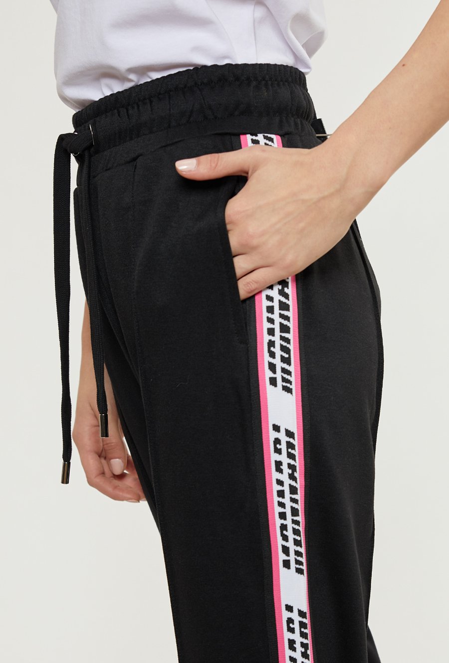 Dresowe spodnie damskie z tasiemkami