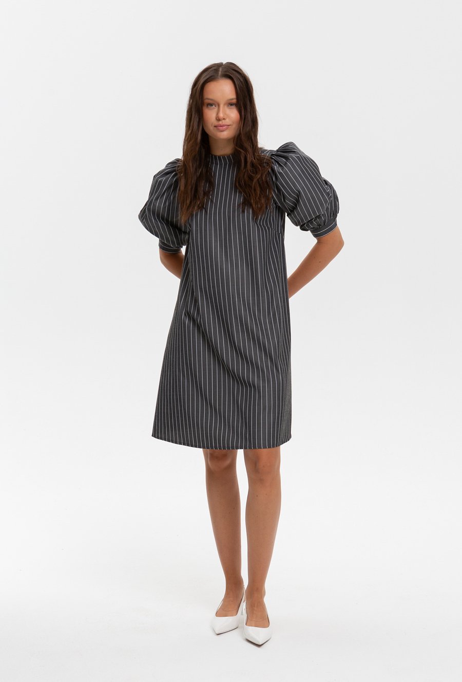 Szara sukienka w białe prążki