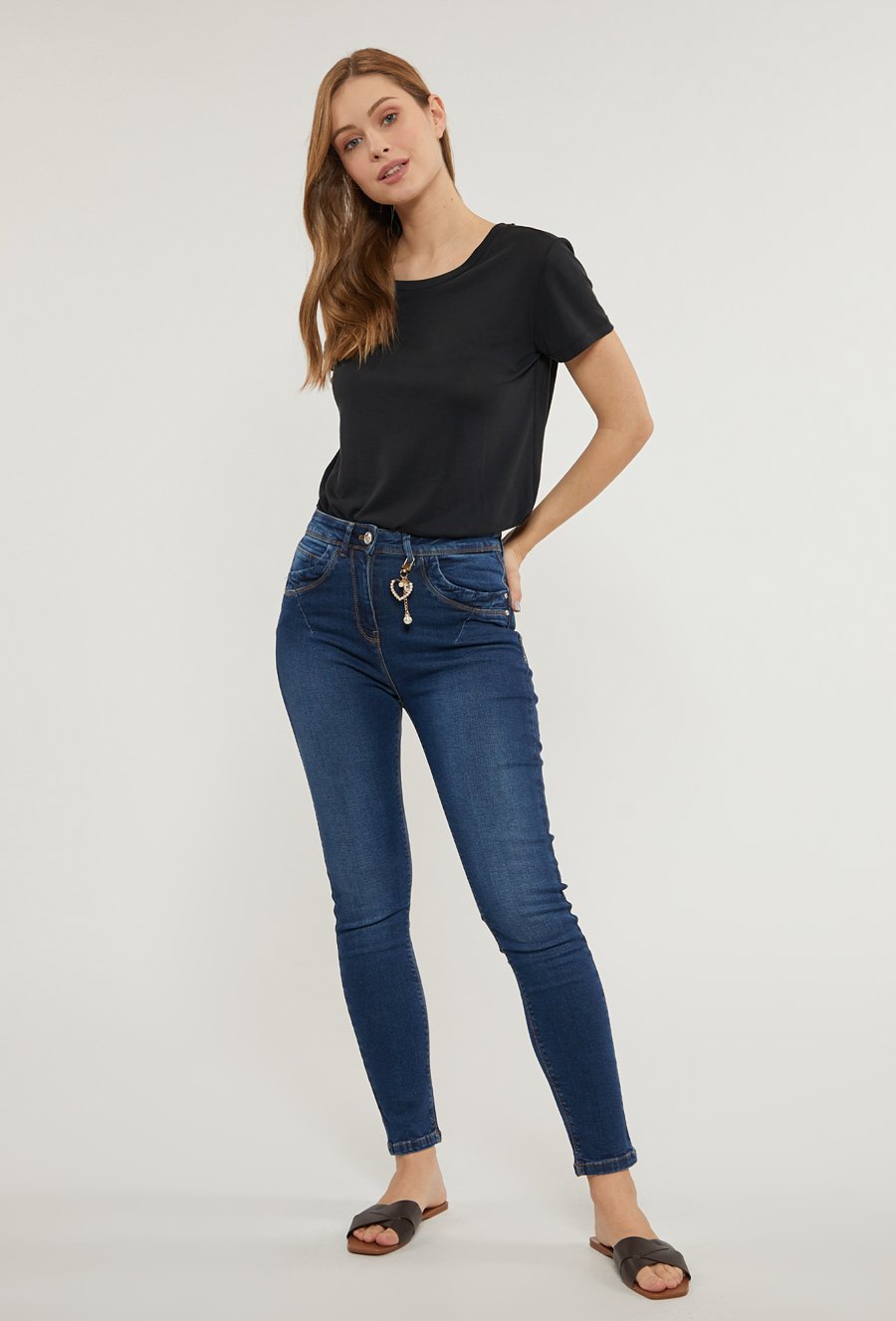 Jeansy z biżuteryjną przywieszką