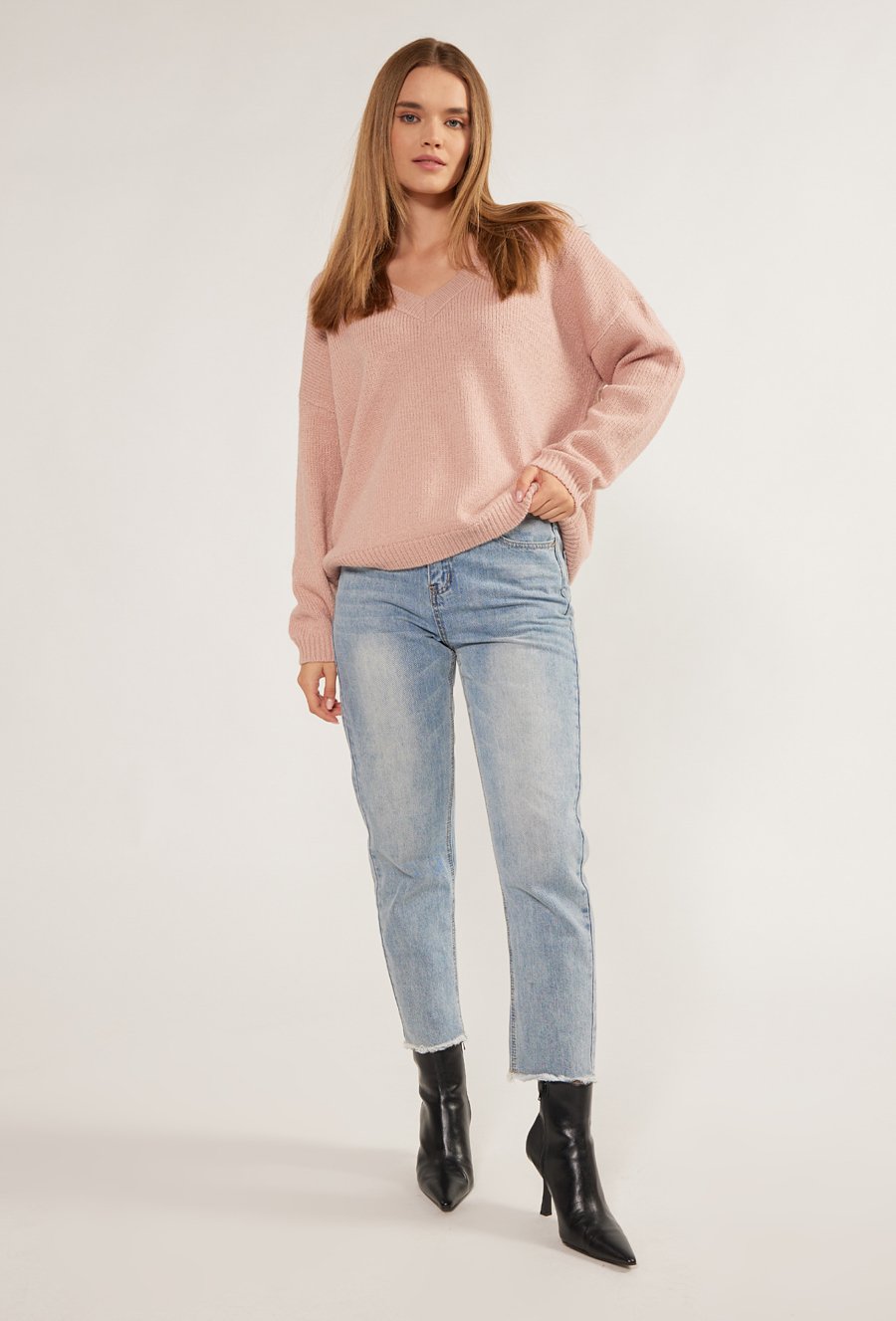 R&oacute;żowy sweter z dekoltem V