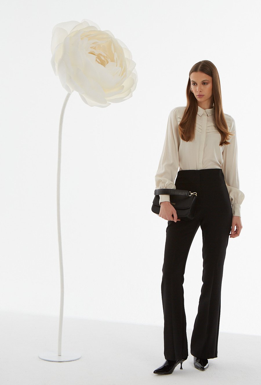 Satynowa koszula z ozdobnymi plisami