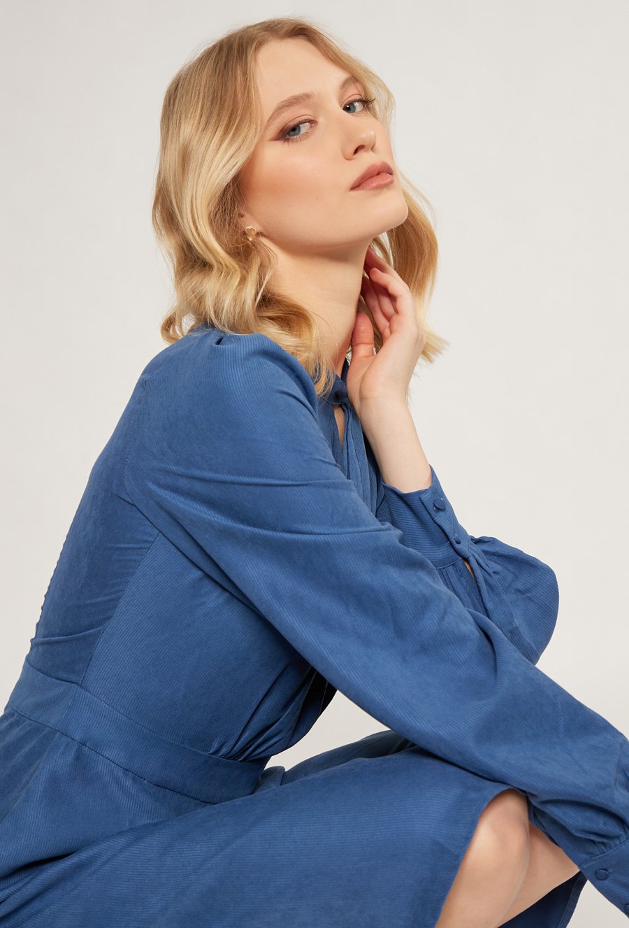 Niebieska gładka sukienka