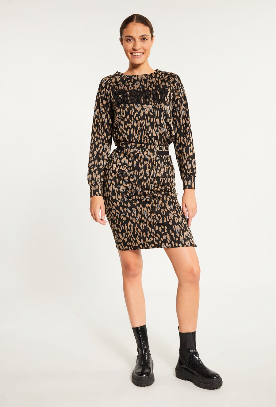 Sp&oacute;dnica damska z wzorem