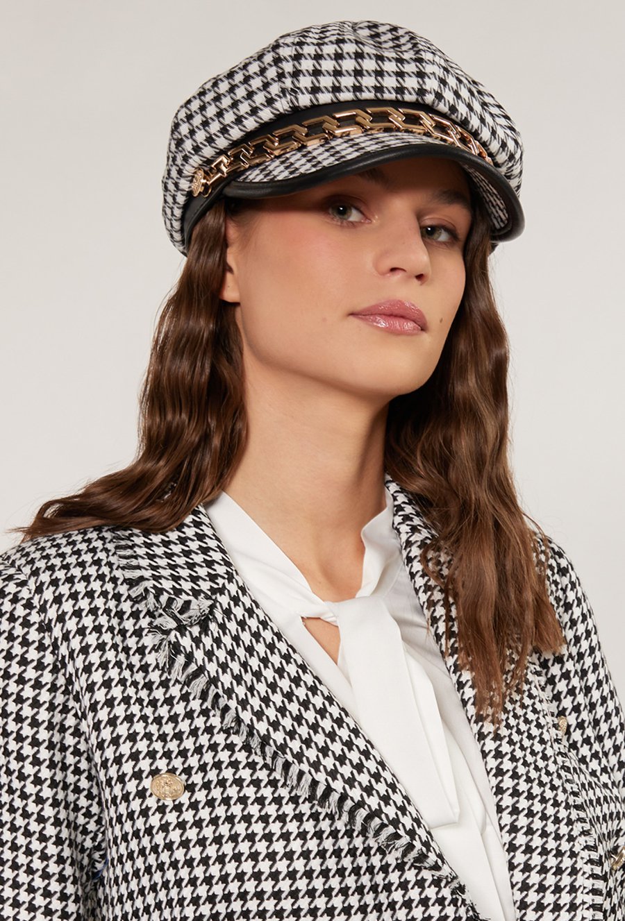 Kaszkiet z ozdobnym łańcuchem