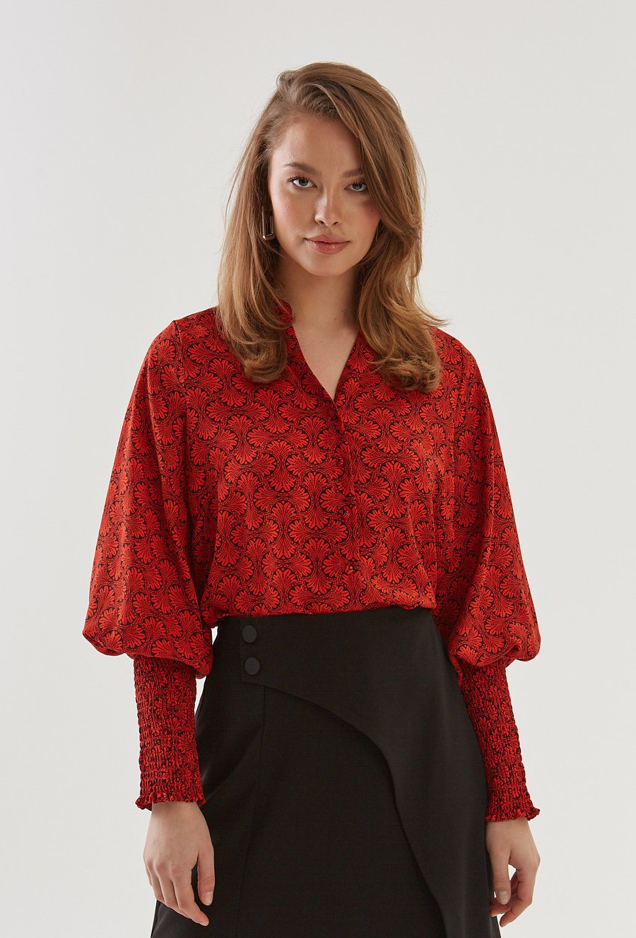 Czarna sp&oacute;dnica z zakładką