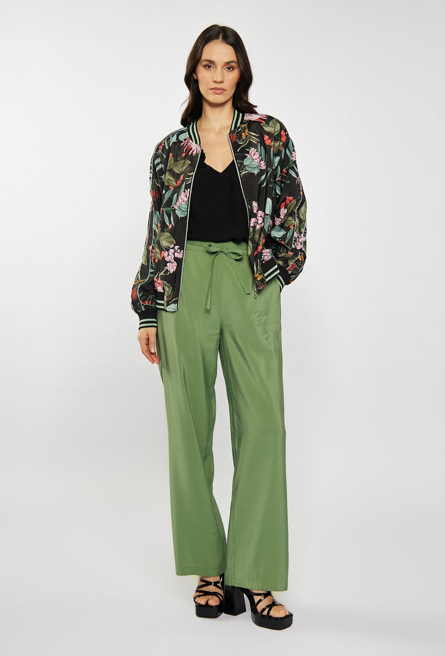 Klasyczne spodnie z prostymi nogawkami