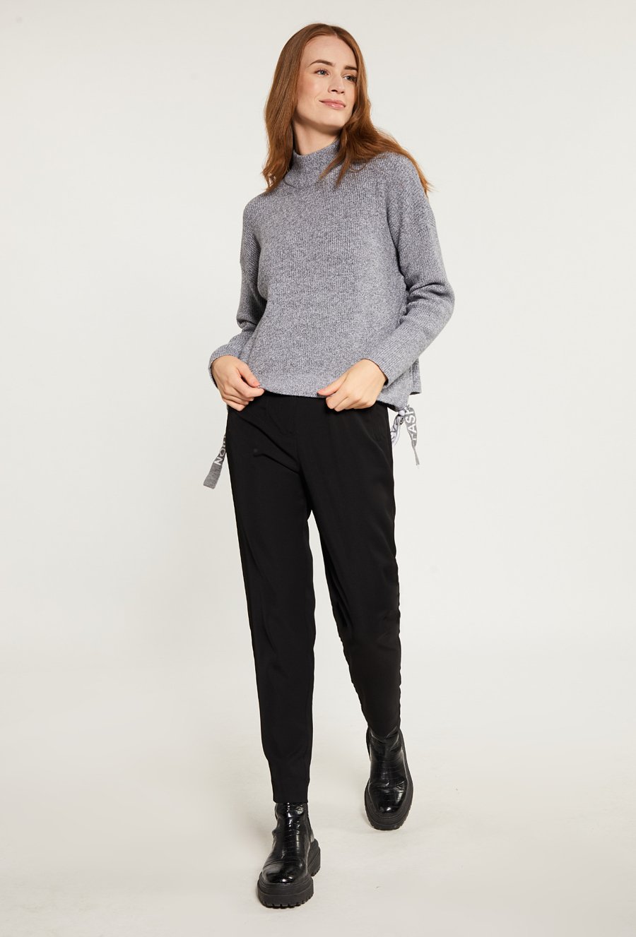 Sweter damski z tasiemkami