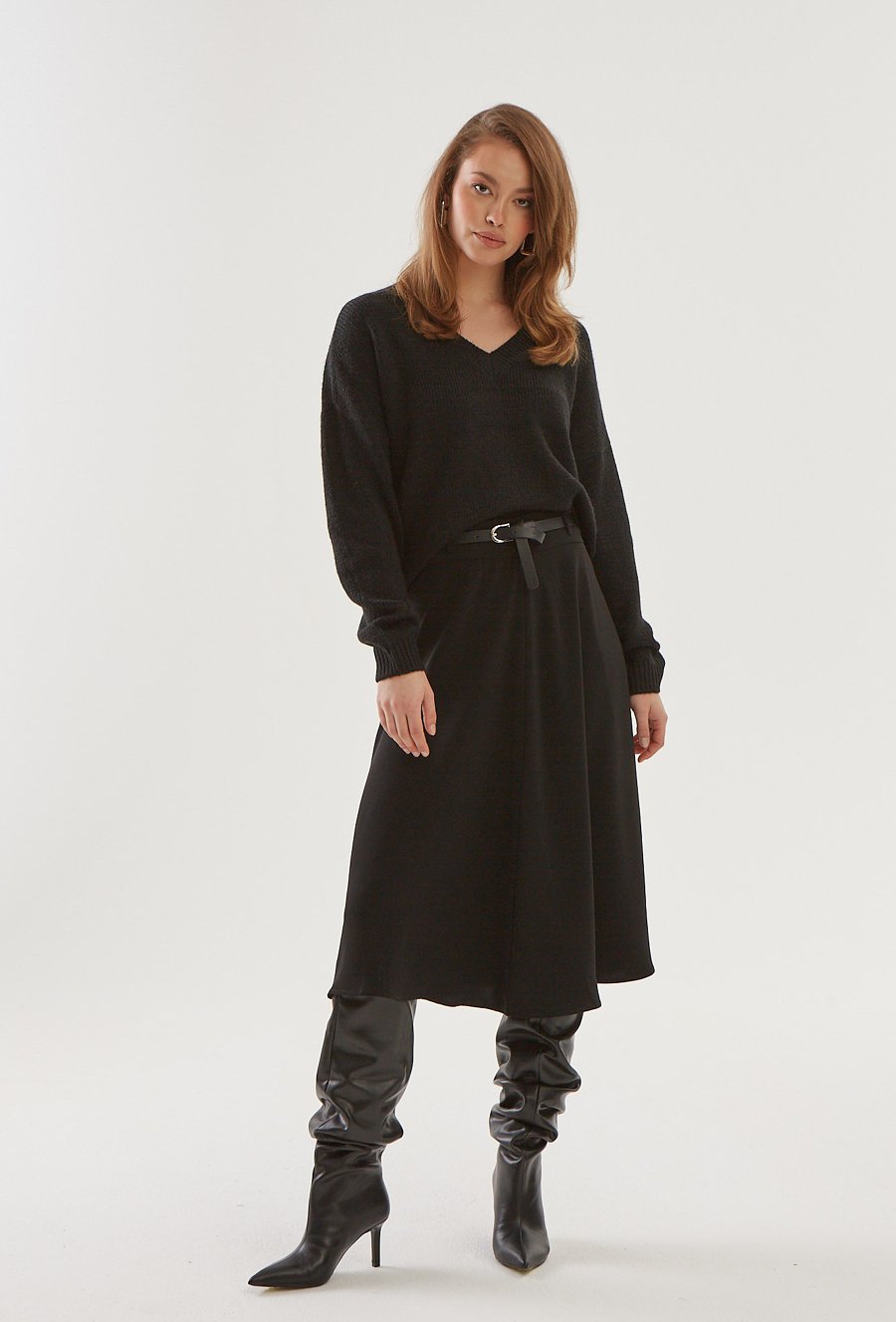 Czarny sweter w v-nek