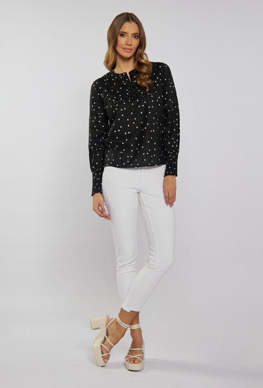 Bluzka w białe groszki z bawełny