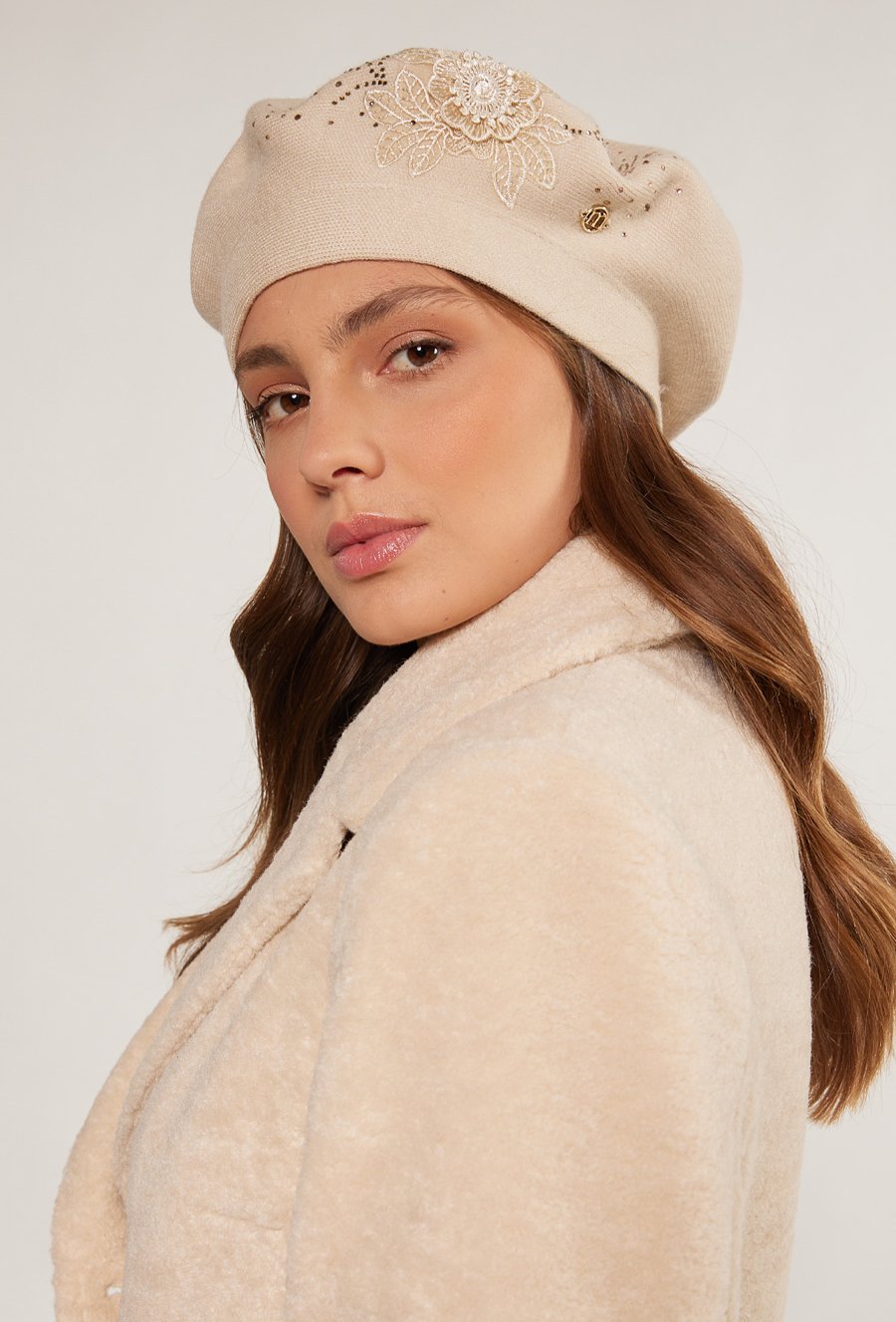 Beret z ozdobną aplikacją