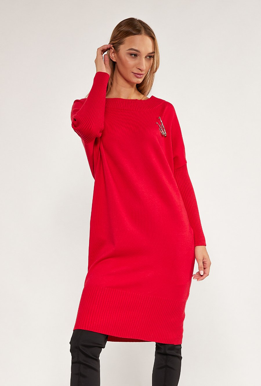 Swetrowa sukienka z broszką