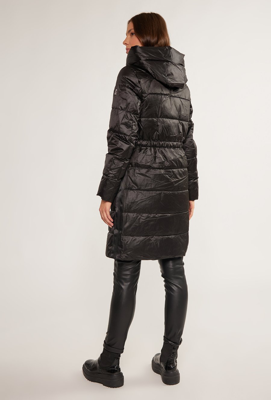 Pikowany płaszcz z wysokim kołnierzem