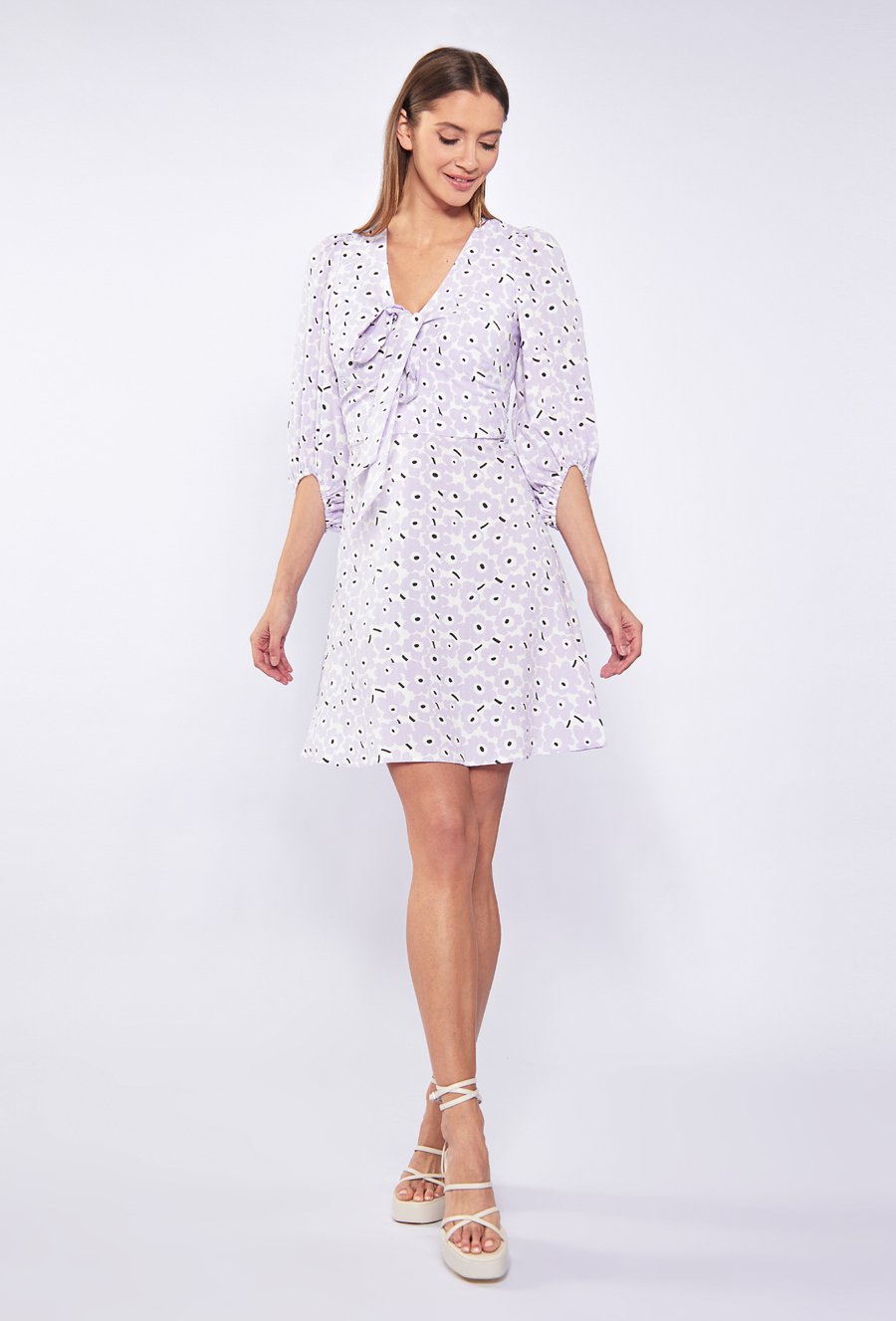 R&oacute;żowa sukienka z kokardą