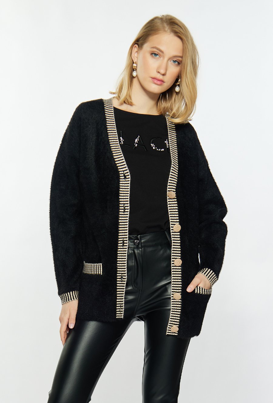 Wzorzysty sweter z kr&oacute;tkim włosiem