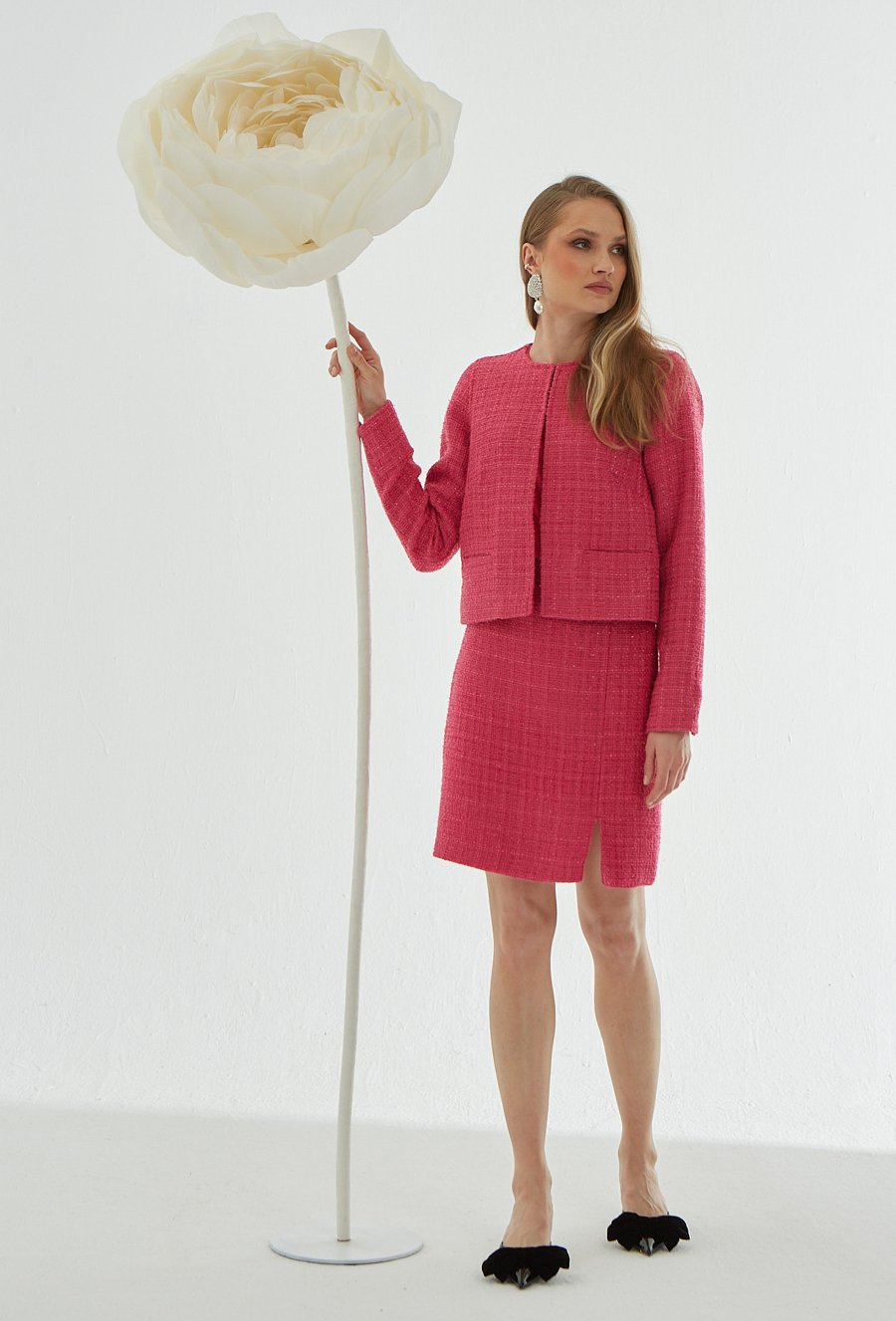 R&oacute;żowa sp&oacute;dnica z tweedowej dzianiny