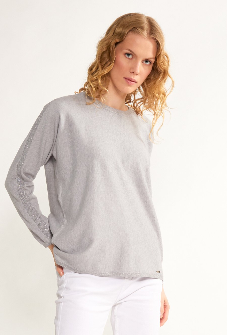 Sweter damski z połyskującą nicią