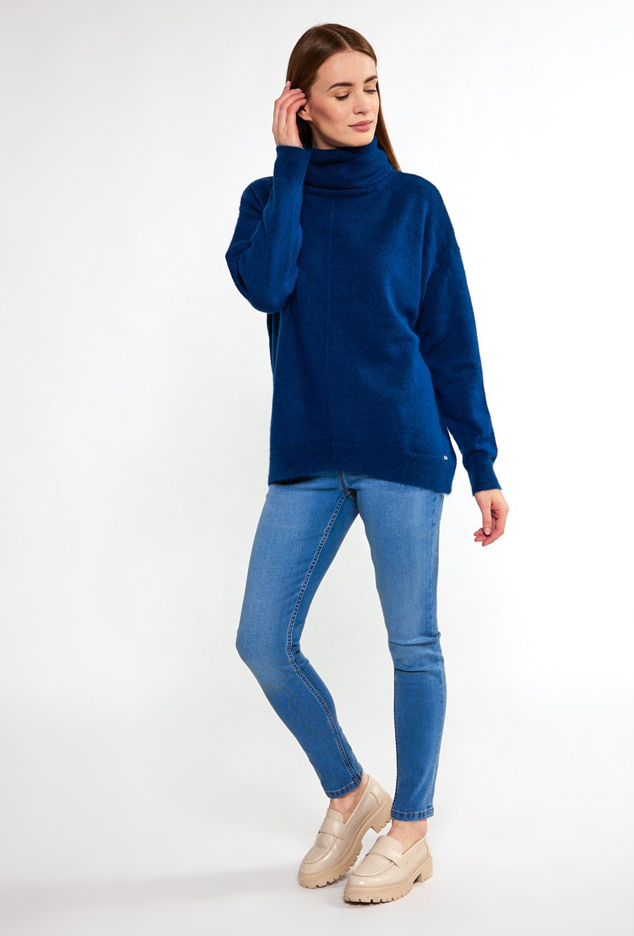 Klasyczny sweter damski z golfem